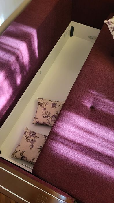 Canapea extensibila visinie cu spatiu de depozitare