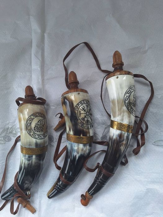 Барутница от естествен рог на бик