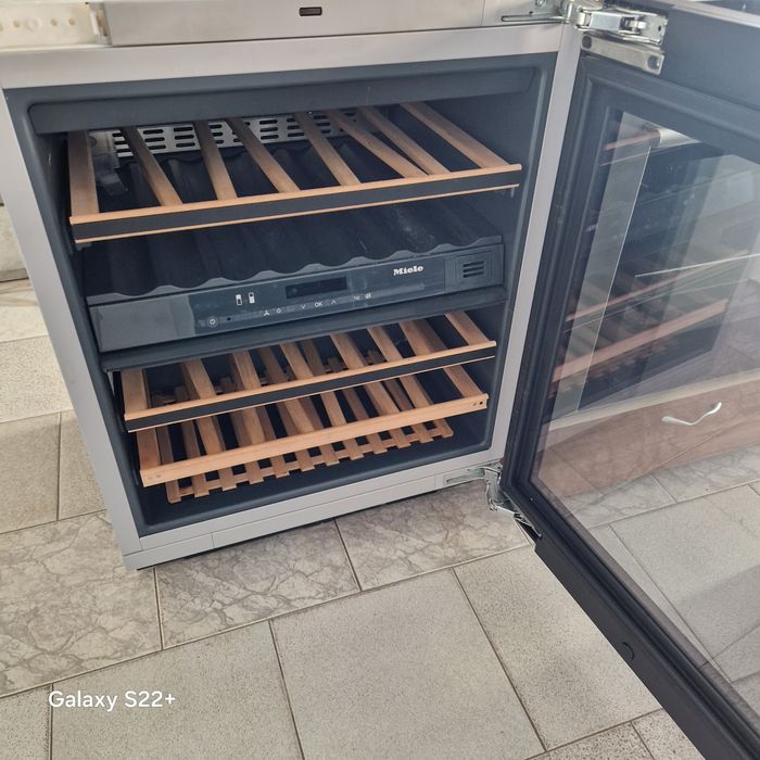 Винен охладител за вграждане под плот MIELE KWT 6322 UG