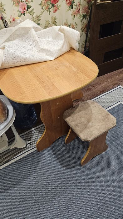 Отдам стол с тремя стульями