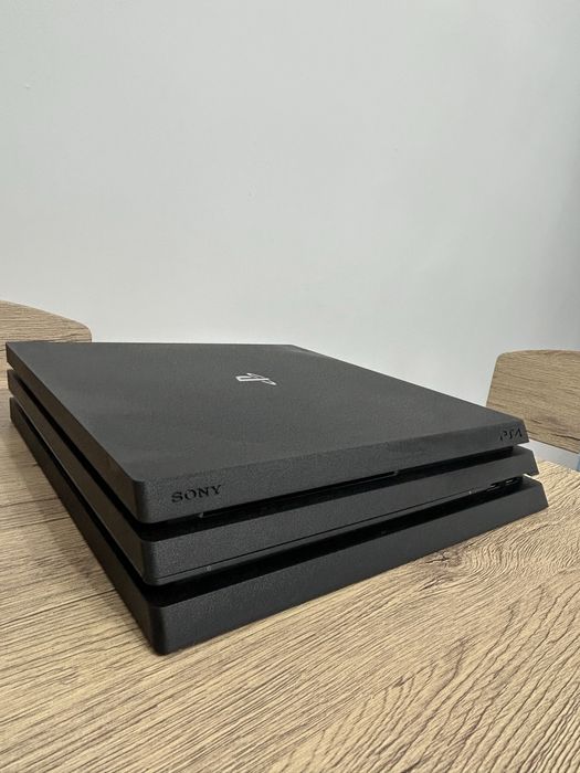 PlayStation 4 Pro 1TB + 2 Controllere + FIFA 23 + GTA V – Stare Excelentă