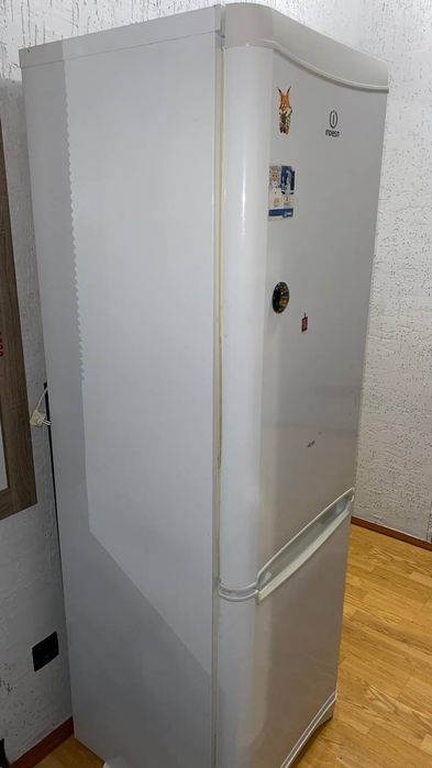 Продам холодильник. Требует ремонта