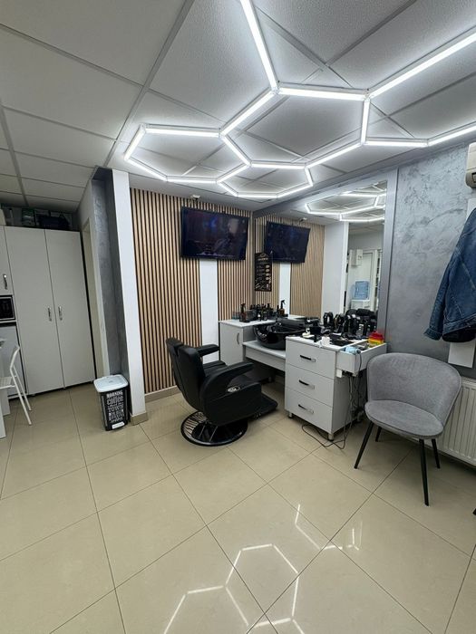 Închiriez cameră salon