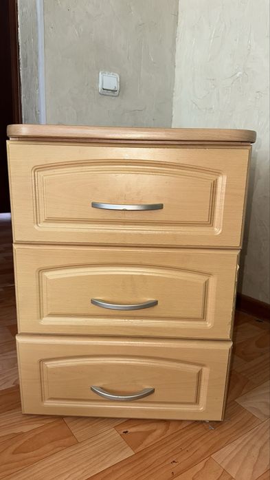 Продам тумбочку срочно !