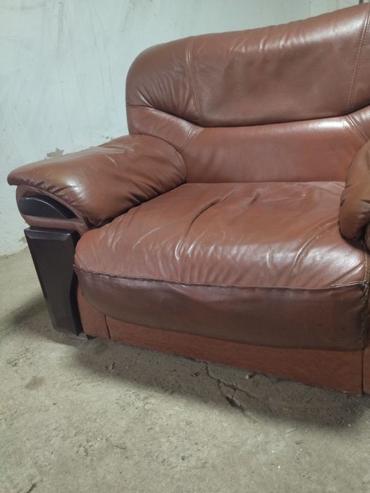 2. кожаных кресла