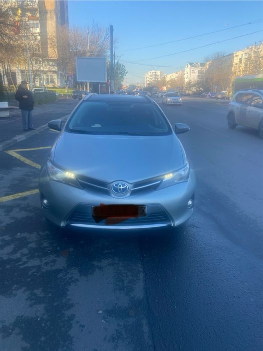 Inchiriez Toyota Auris hybrid  Uber/Bolt