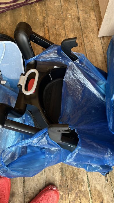 Продам коляску, в подарок детская кровать