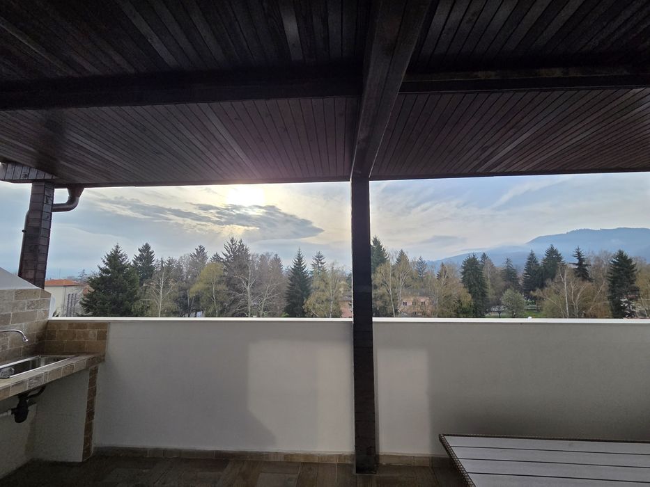 Продава  спешно чисто нов, луксозен мансарден четиристаен апартамент