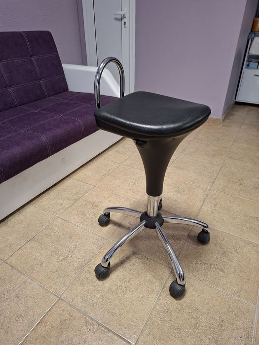 Продавам помощен фризьорски стол