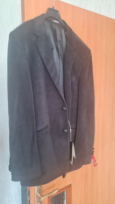 Продам костюмы новые