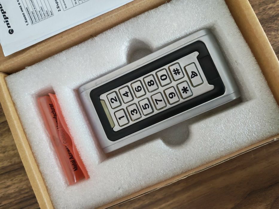 Клавиатура с четец за контрол за достъп