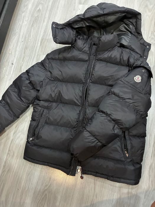 Черно яке Moncler