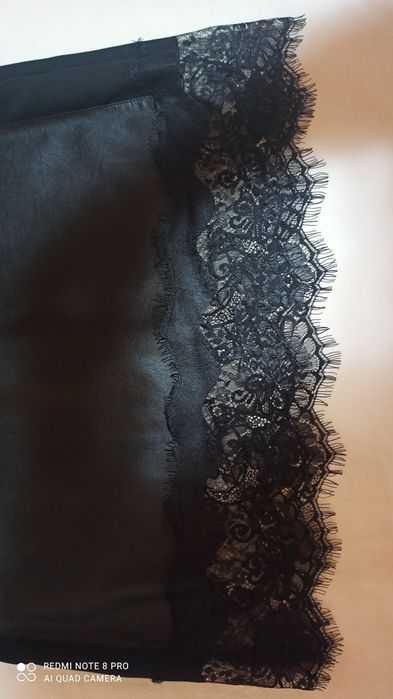 Рокля от кожа и дантела.