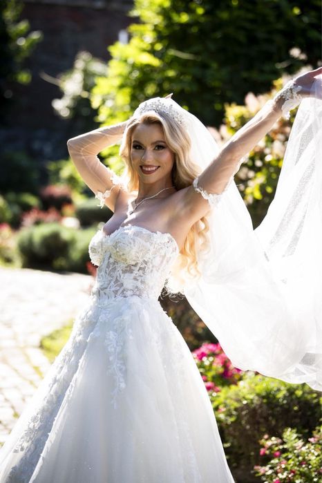 Rochie eleganta cu trena, corset si sclipici + voal, manusi si cerc