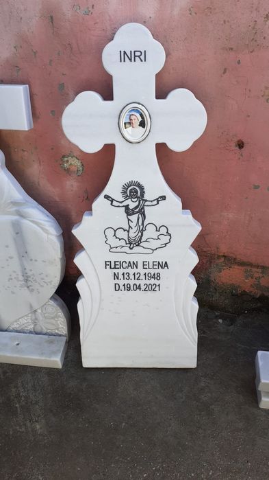 Stâlpi monumente cruci din marmură