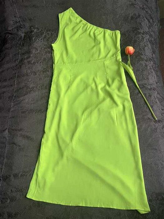 Елегантна миди рокля с едно рамо