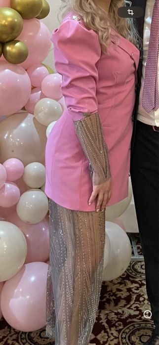 Costum accesorizat cu pantaloni transparenti