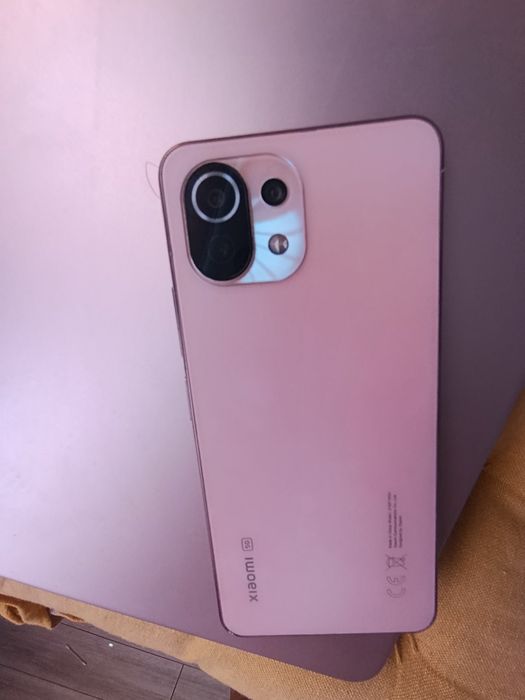 Продавам телефон Xiaomi Mi 11 Lite