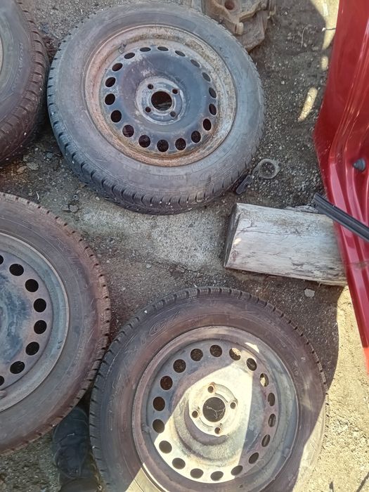 Джанти 15ки за Дачия 4×100 Ет 40 с зимни нови гуми Debica