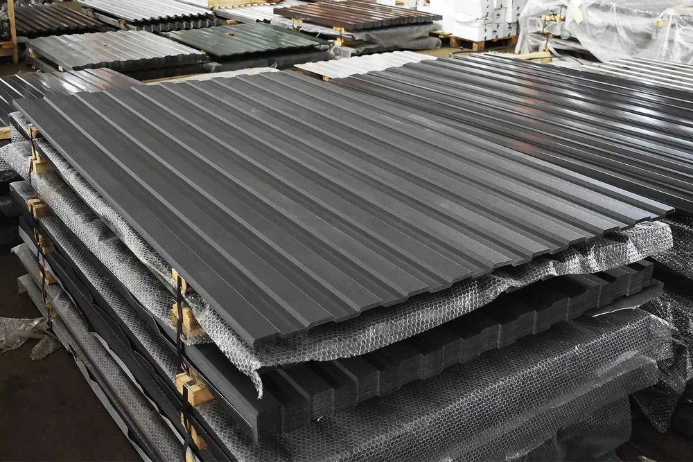 Profnastil S20 darvozalar, devorlar, naves va tom uchun juda mos.