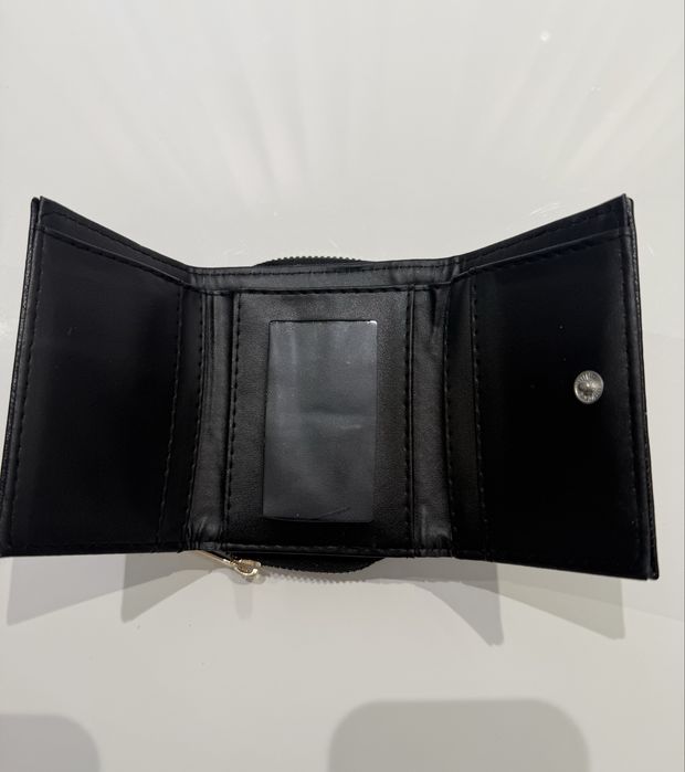 Портмоне на GUESS.