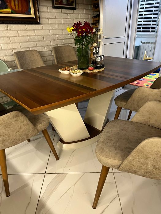 Разтегателна трапезна маса от дърво масив