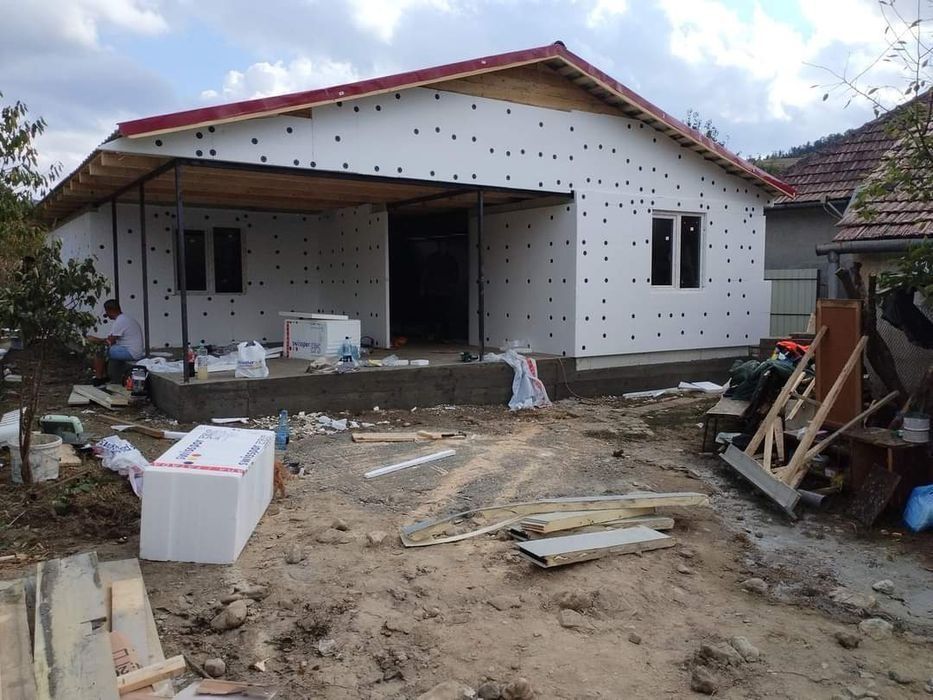 Containere modulare pe structură metalică rezistentă și invelite cu panou sandwich termoizolant,