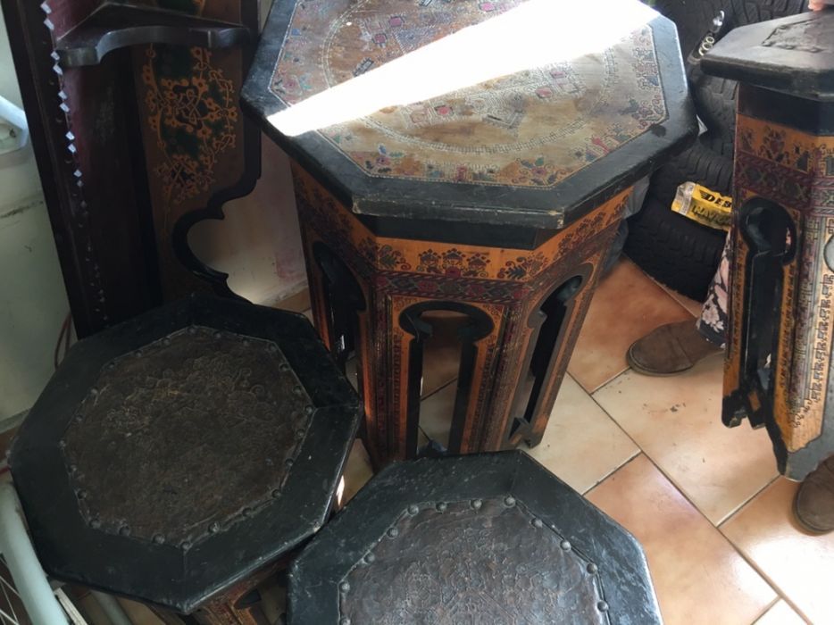 Масичка със столчета и полици ръчна изработка с естествени багрила