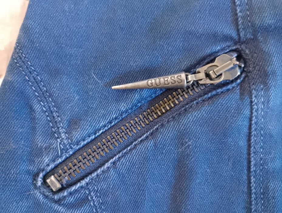 Елегантна дънкова пола на GUESS - в чудесно състояние, 12 евро.