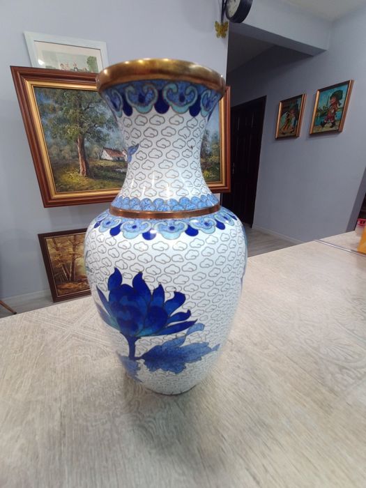 Китайска ваза Клоазоне (Cloisonné) – изящна изработка от мед, емайл и позлата (21х11 см)