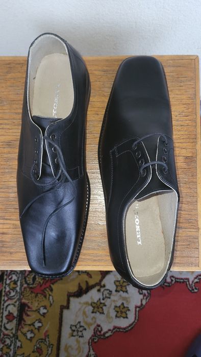 Pantofi pentru barbați de vânzare.