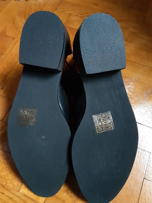 Botine negre decupate