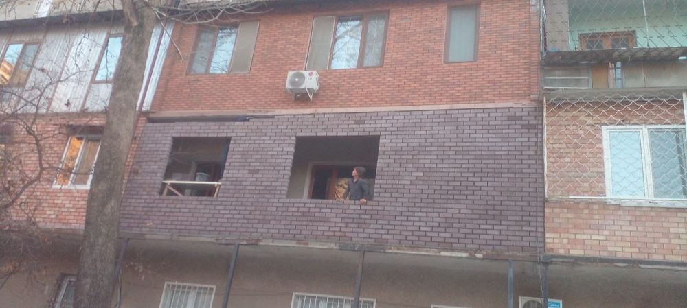 Кладка кирпича балконов балконга гишт терамиз