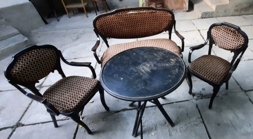 Продается антикварные столики.