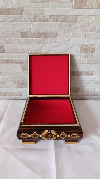 Стара дървена кутия за бижута - украсена с фурнир - №1