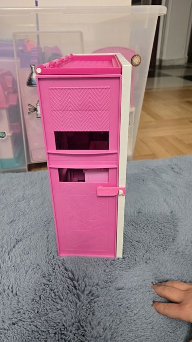 Casa lui Barbie cu accesorii