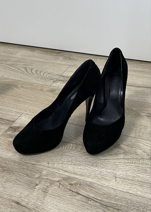 Vand pantofi cu toc de ocazie