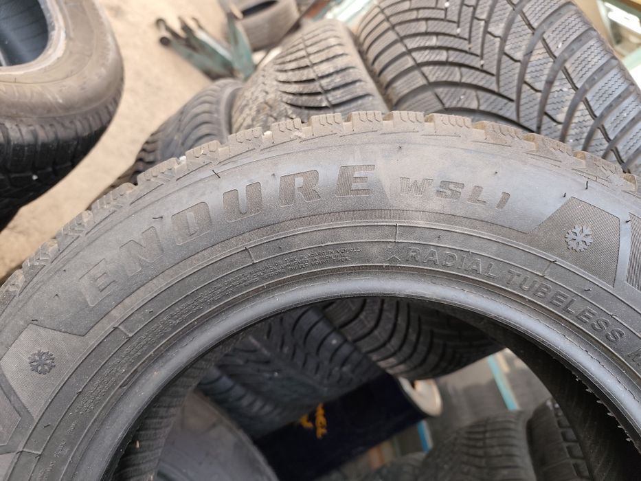 Продавам 4 зимни гуми 215/65/16 С бус