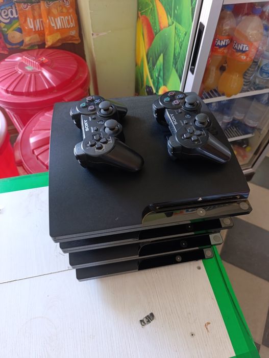 "PlayStation 3 Slim ideal holatda, joystik bilan".