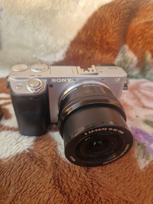 Sony a6400 + obiectiv kit 16-55mm, 2 baterii, geanta transport
