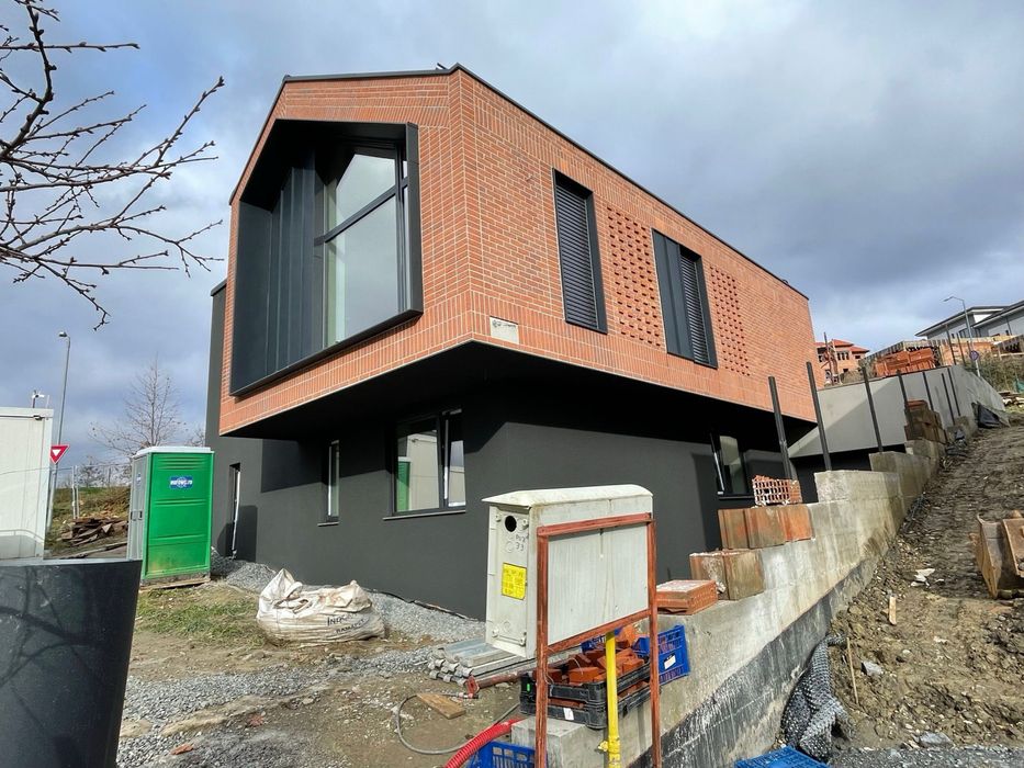 Caramida rosie feliata (semisamota noua)