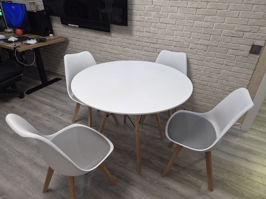 Стол со стульями