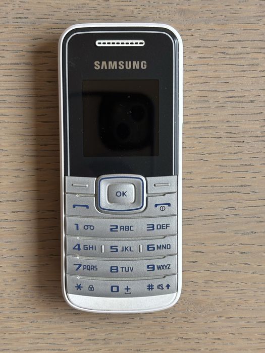 Samsung GT-E1050 с копчета + зарядно устройство