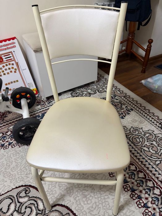 Стол и четыре стула