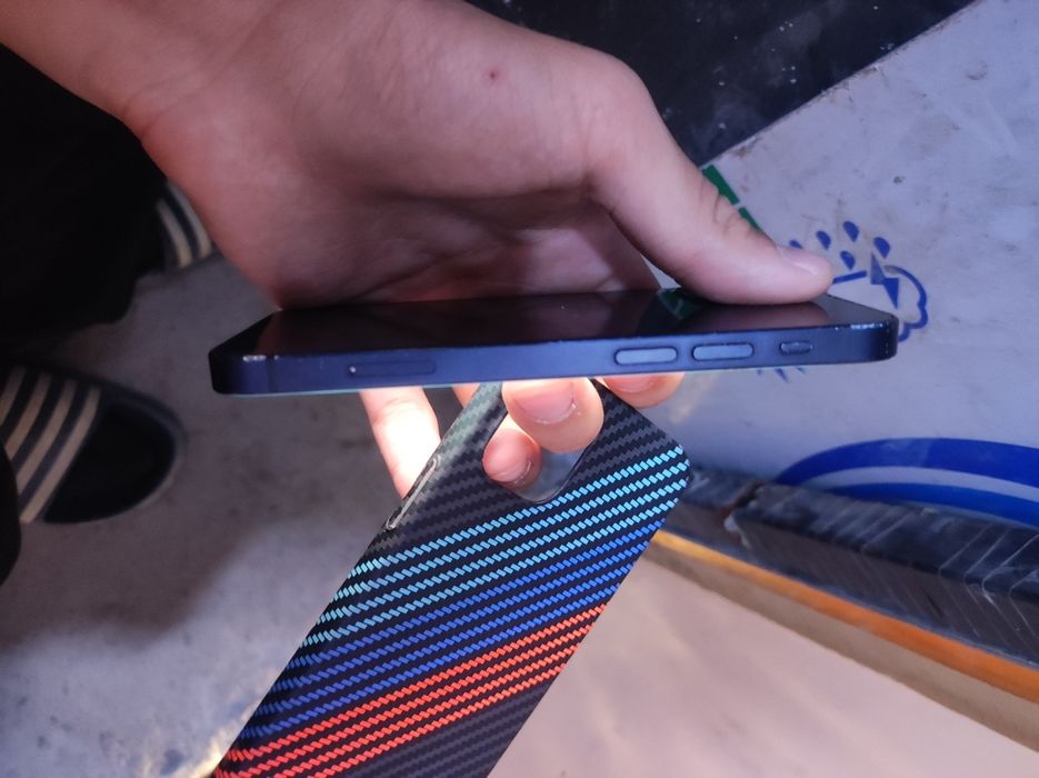 Iphone 12 mini 64 GB face id true tone ishlaydi. Ekrani radnoy