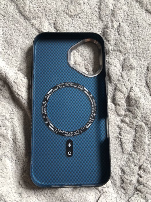 Чехлы на iPhone 15, 16, 17
