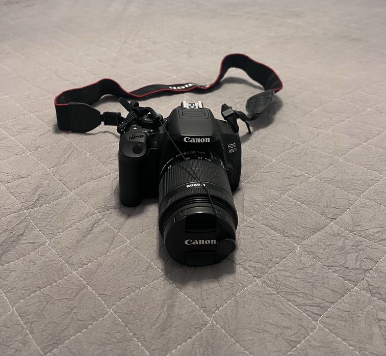 Зеркальный фотоаппарат Canon EOS 700D 18-55mm IS STM