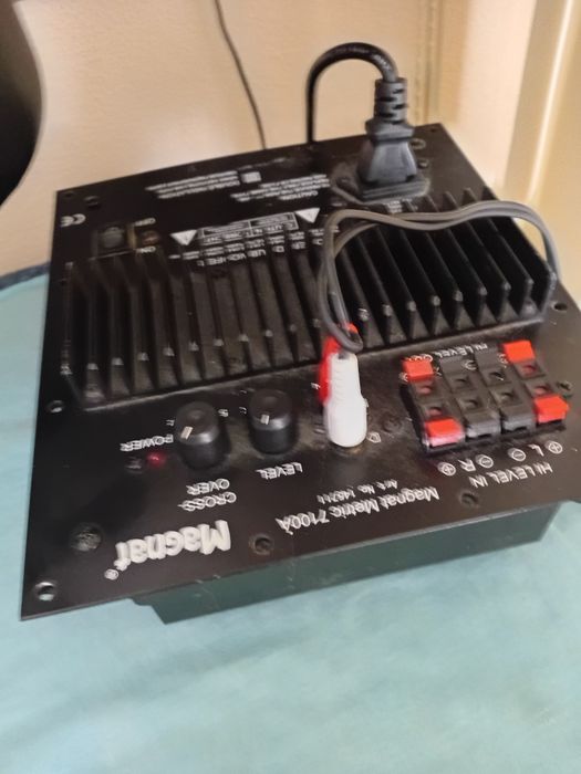 Boxe profesionale cu stație 150w.  O stație Subwoofer 150w  plus boxa