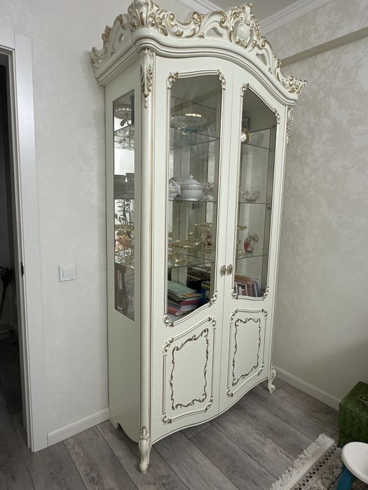 Продается сервант.