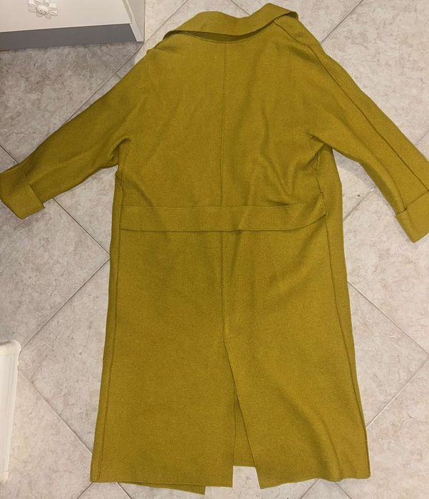 Дамско палто Mango
Манго палто от 100% вълна с джобове в цвят горчица.